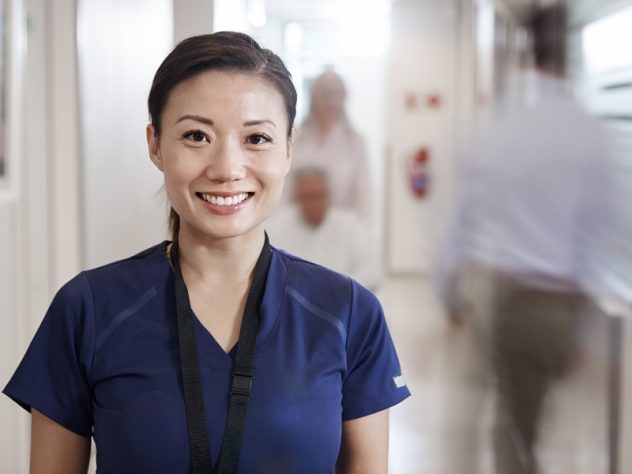 微笑む介護士の女性の画像