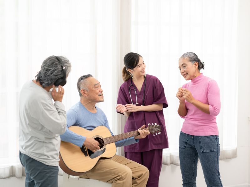 高齢者向け音楽レクリエーションを15種類紹介！レクの効果や注意点も解説