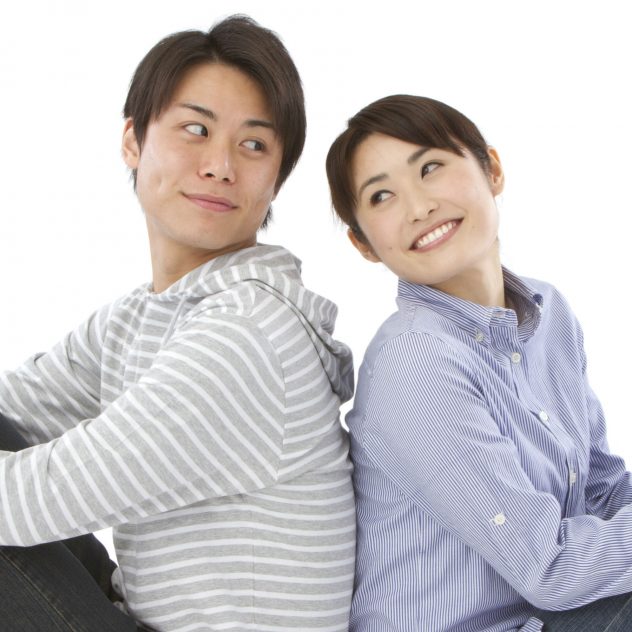 385_TOP_背中付けて話すカップル