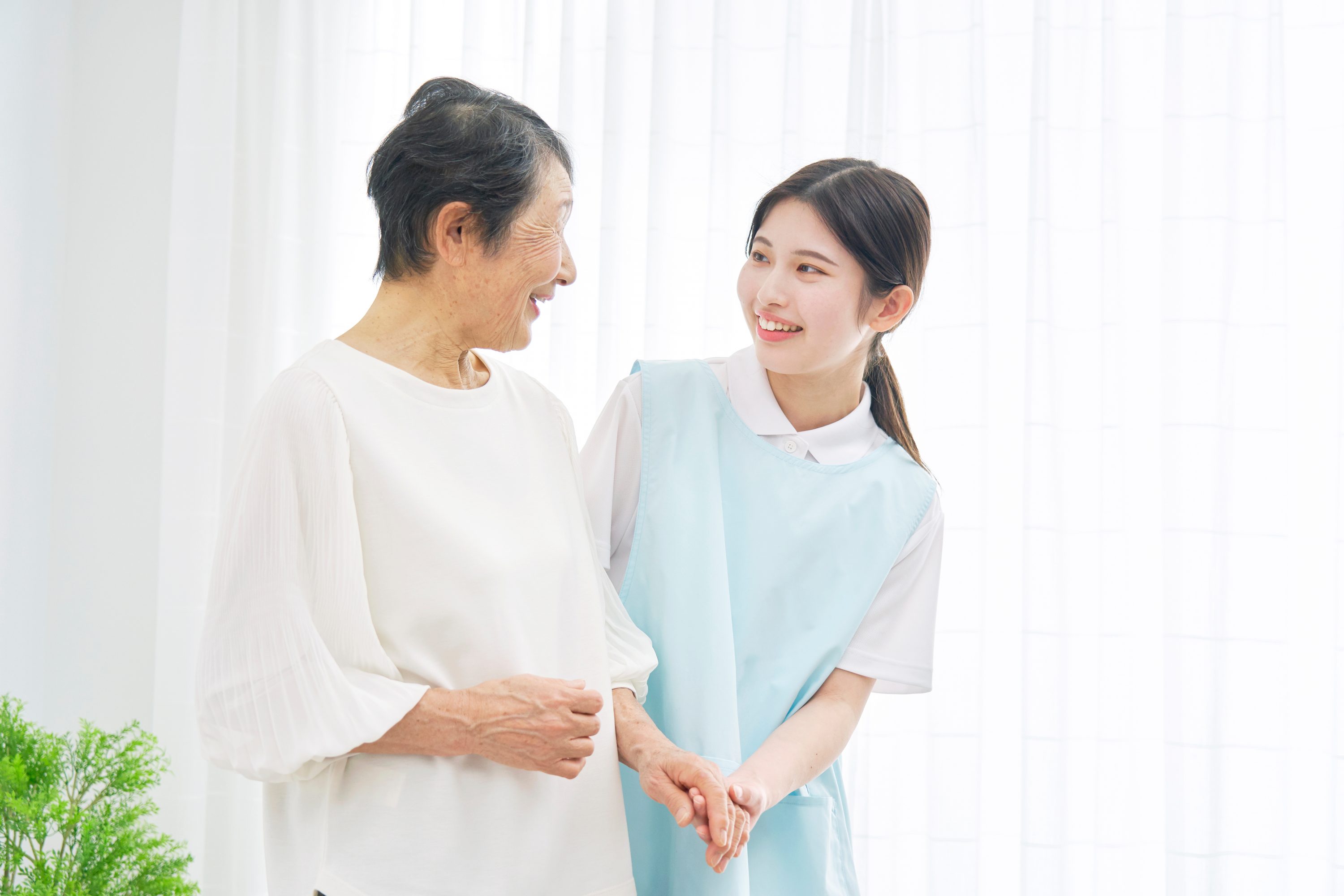 介護福祉士の仕事内容とは 1日のスケジュールや必要な資格を解説