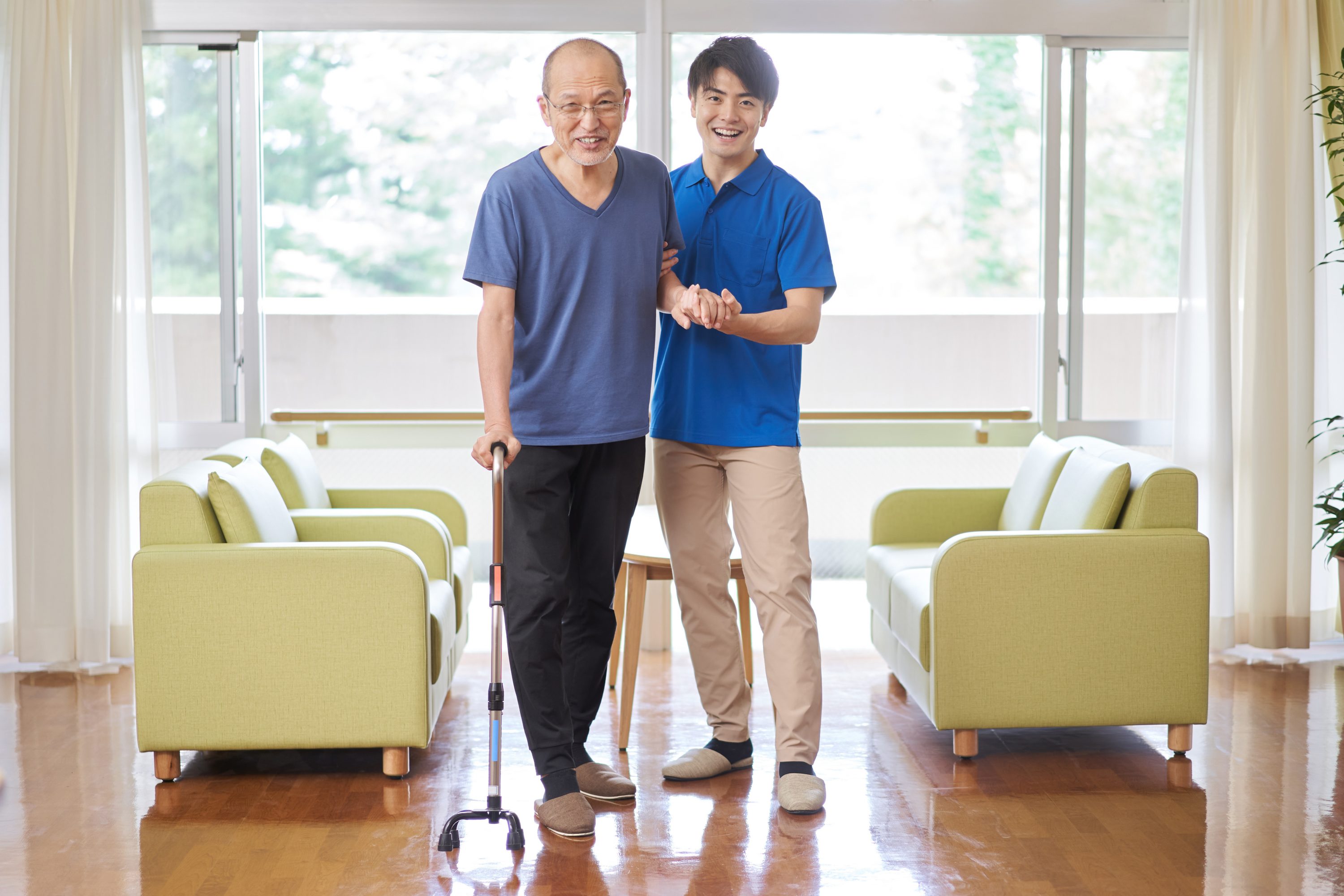 高齢者の歩行介助をする介護士のイメージ