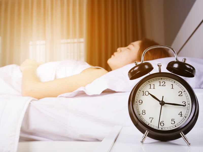 午前中に睡眠を取っている女性のイメージ