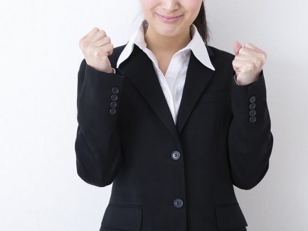 kn_7533 ガッツポーズをするスーツを着た女性の画像