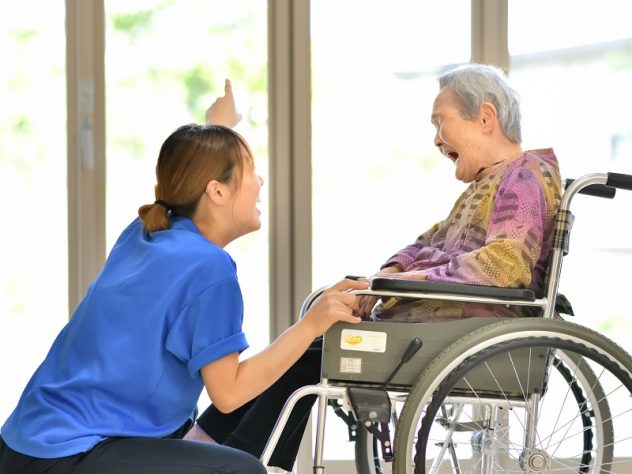 老人ホームに就職するには？無資格で働くポイントや介護施設の種類を解説