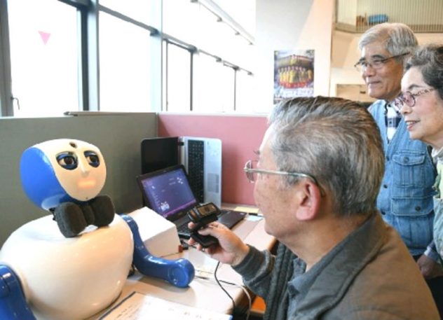 【加工済】北九州市認知症支援・介護予防センターでの実証実験の様子(西日本新聞掲載)