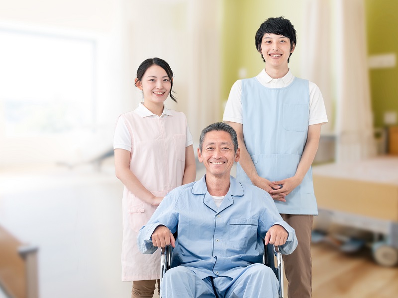 介護士と車椅子に乗った高齢者のイメージ
