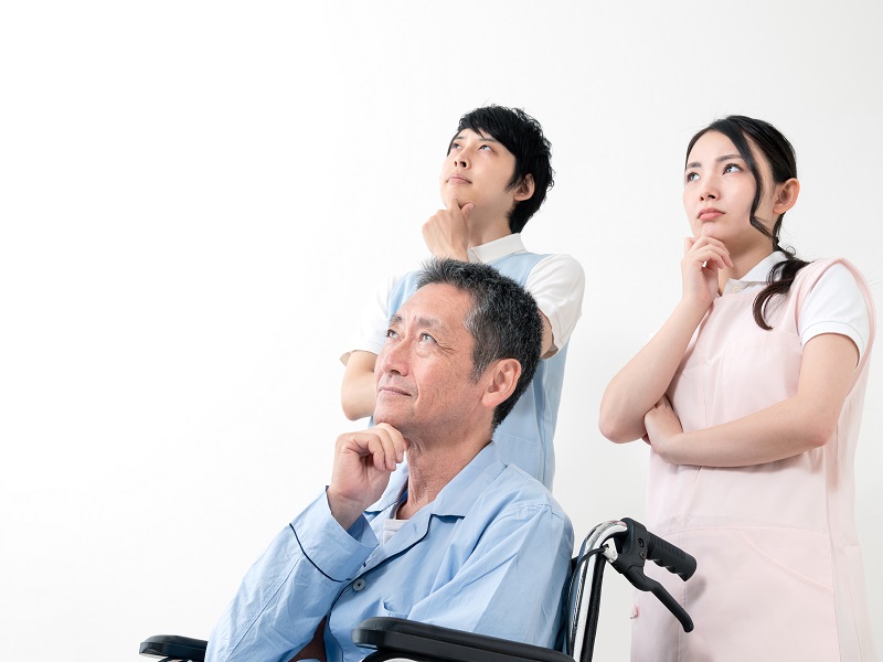考えている介護士のイメージ