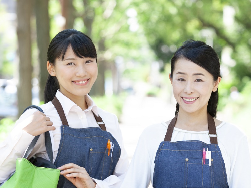 エプロン姿の女性2人