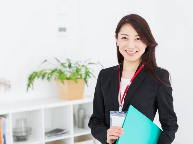 ファイルを持つ女性の画像