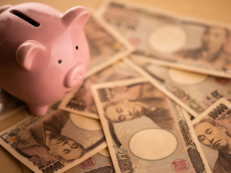 豚の貯金箱とお給料のイメージ
