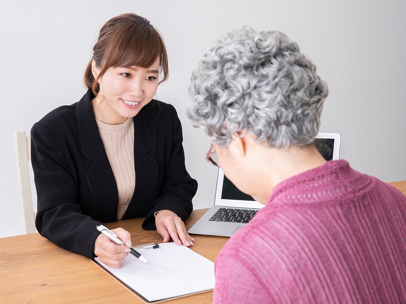 高齢者の女性とカウンセリングしている様子