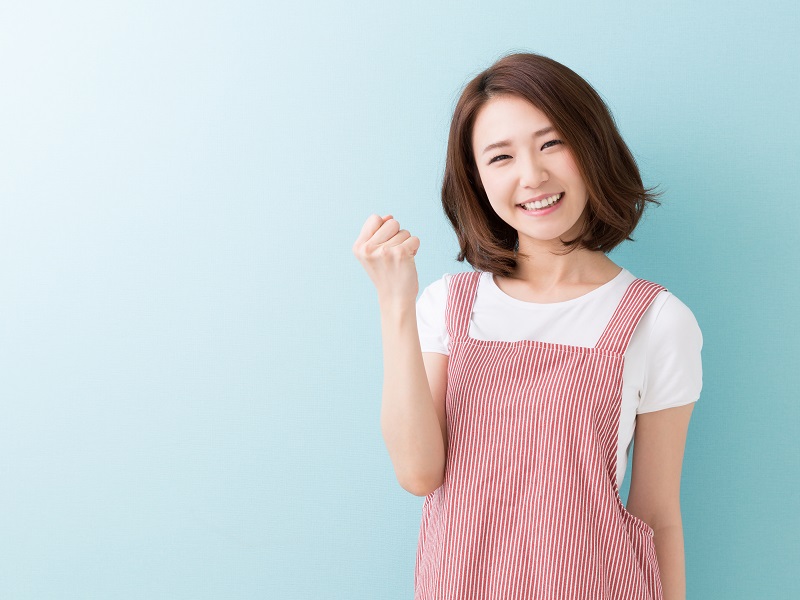 エプロン姿の女性の画像