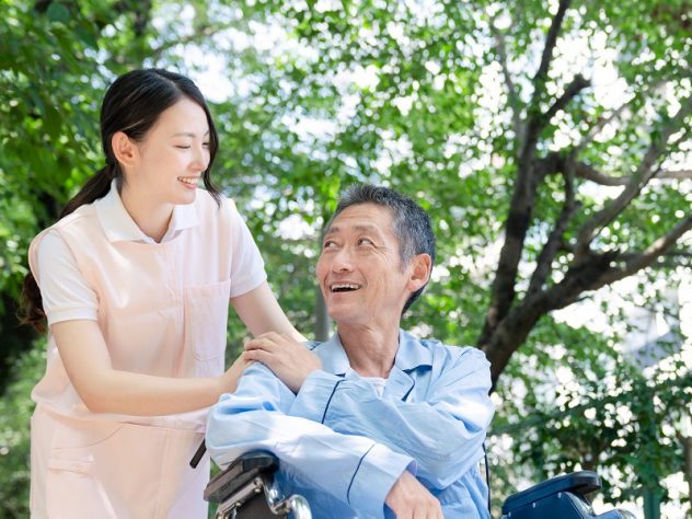 車椅子を押す介護士のイメージ