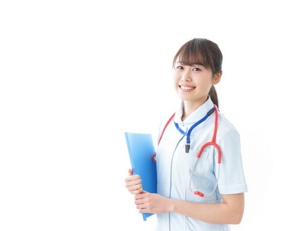 笑顔の若い看護師のイメージ