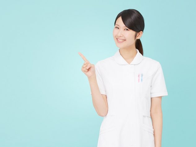kn_12985 指を差す女性のイメージ