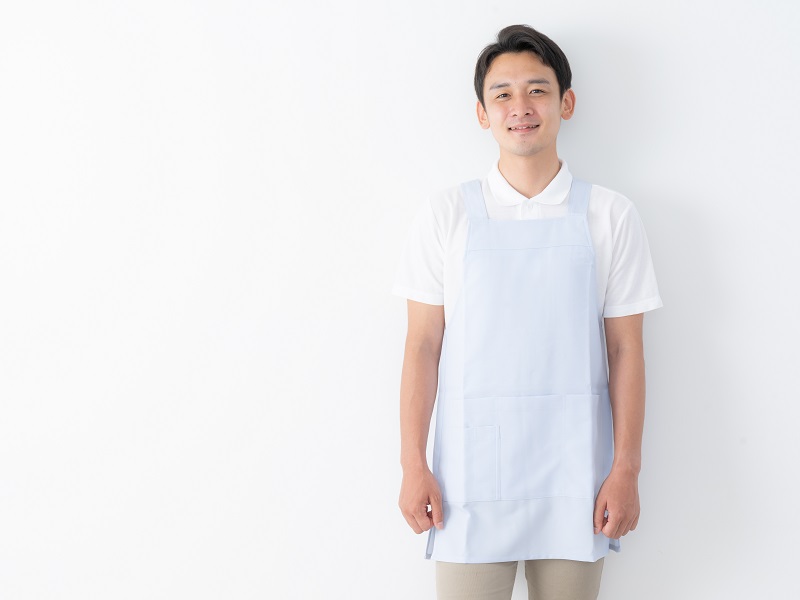 笑顔の男性介護士の画像