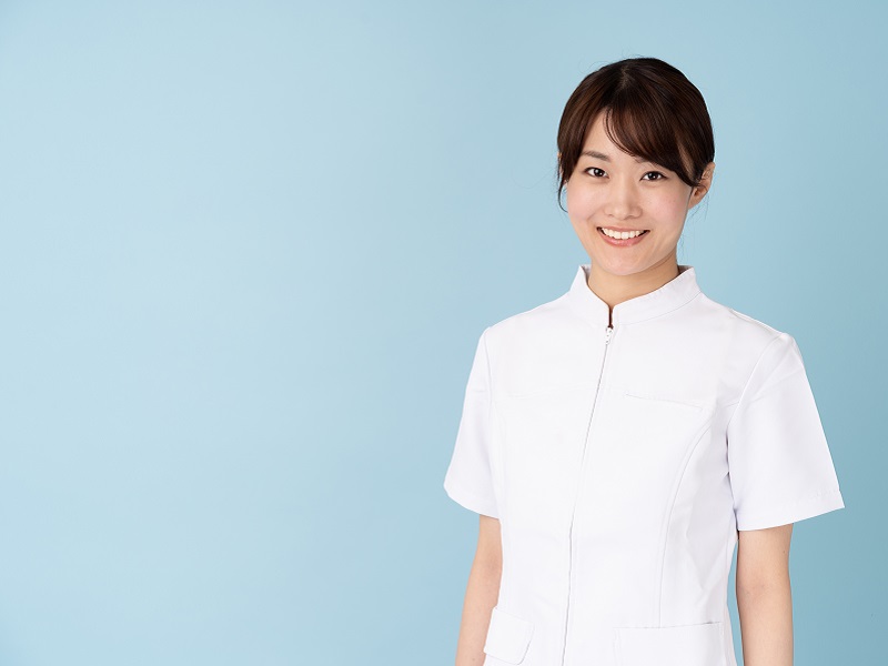 笑顔の女性介護士の画像