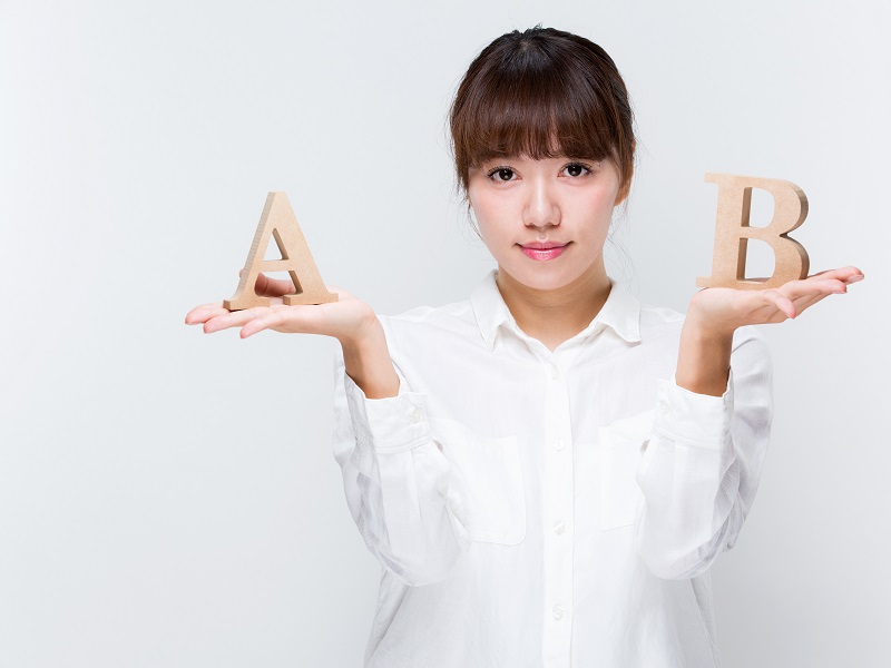 AとBを比較する女性の画像