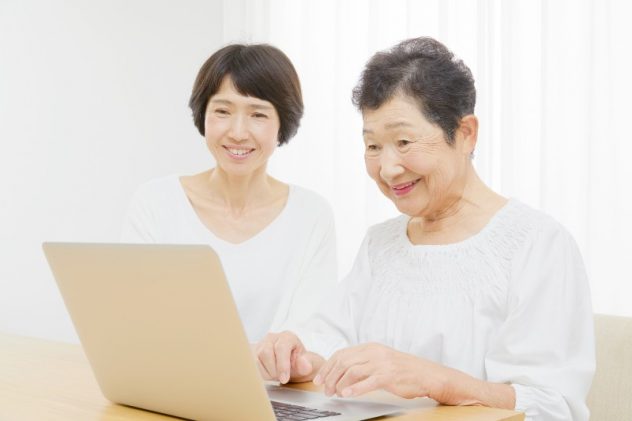 高齢者のパソコン