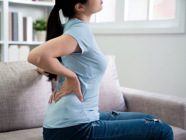 腰痛は介護職の職業病？悪化させない方法や予防法をご紹介！