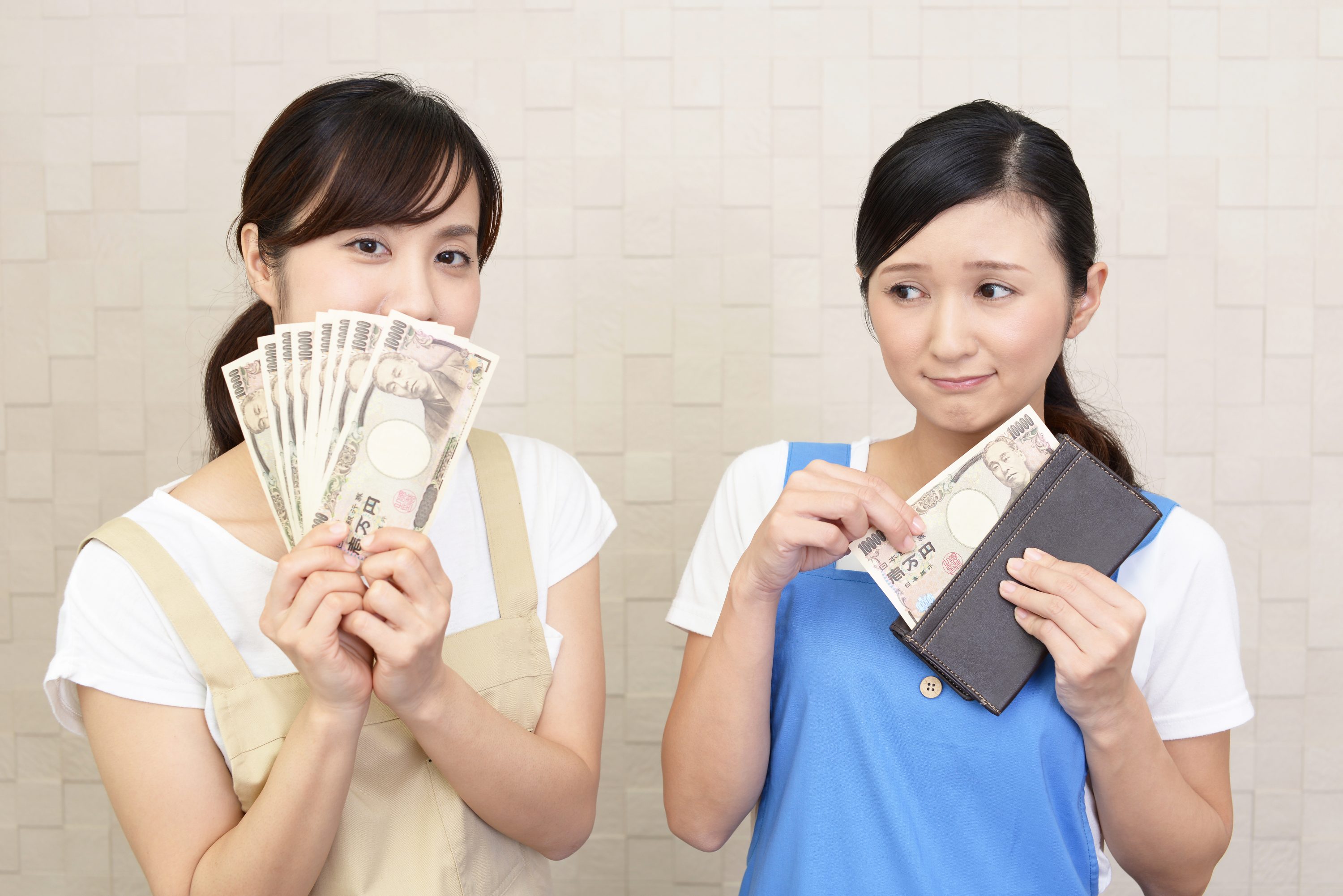 紙幣を持つ二人の女性のイメージ