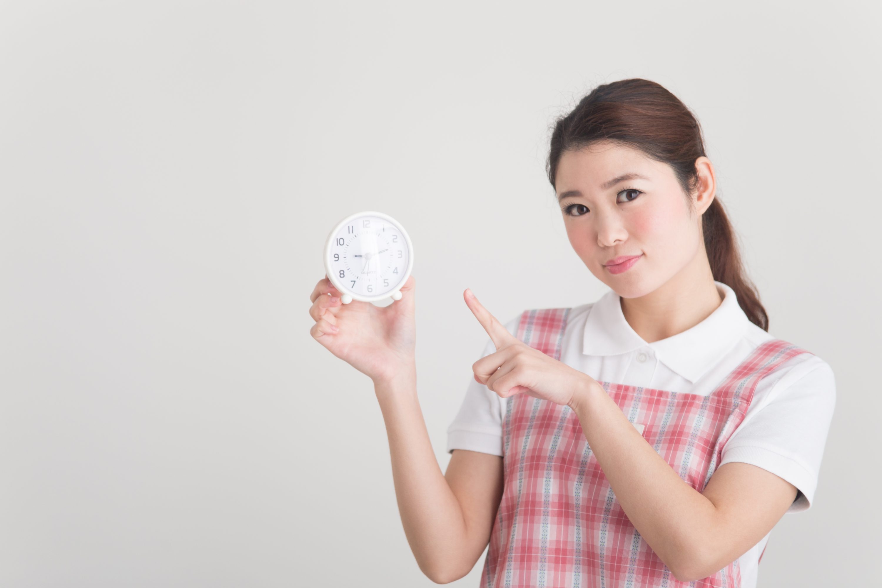 kn_21606 時計を持つ介護士のイメージ