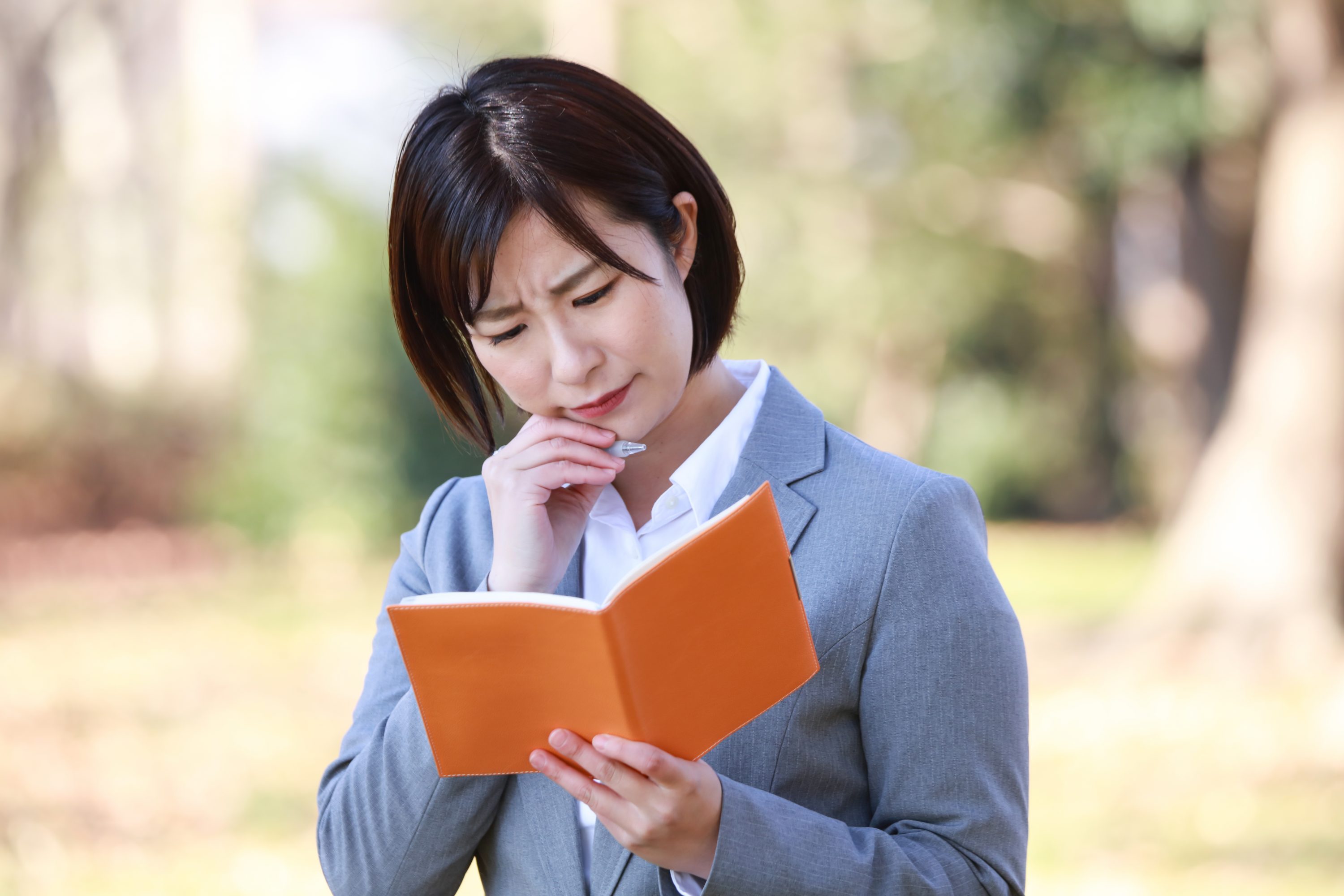 スケジュール調整に悩む女性の様子