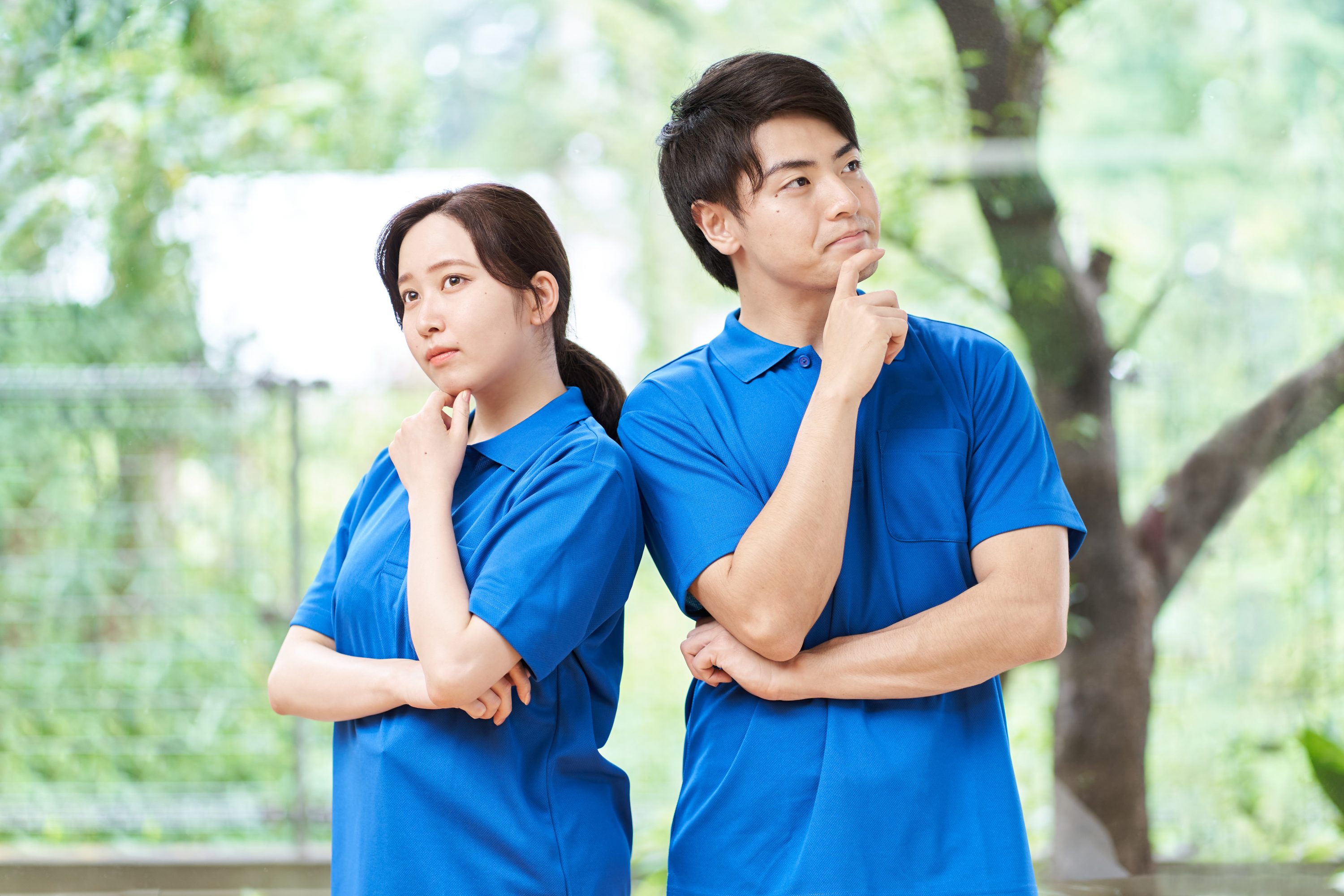 仕事につてい悩む2人の介護士のイメージ
