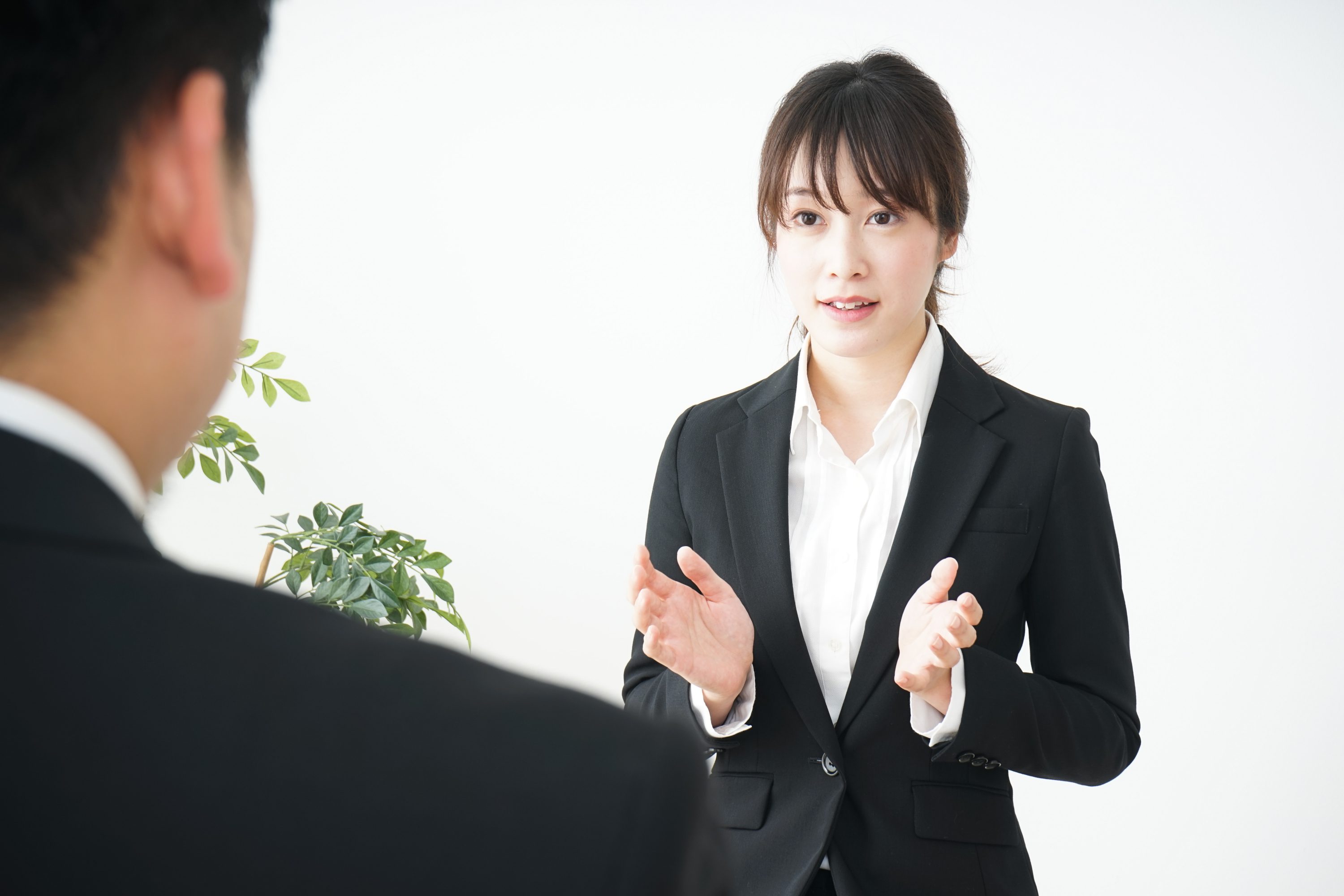 スーツを着た女性が面接を受けているイメージ