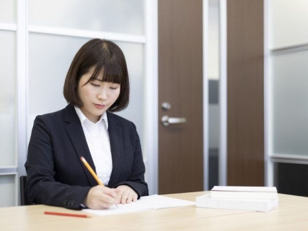介護職の選考は面接だけではない？筆記試験の内容や対策ポイントも解説