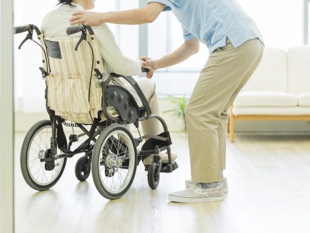 介護スタッフと車椅子のシニア女性