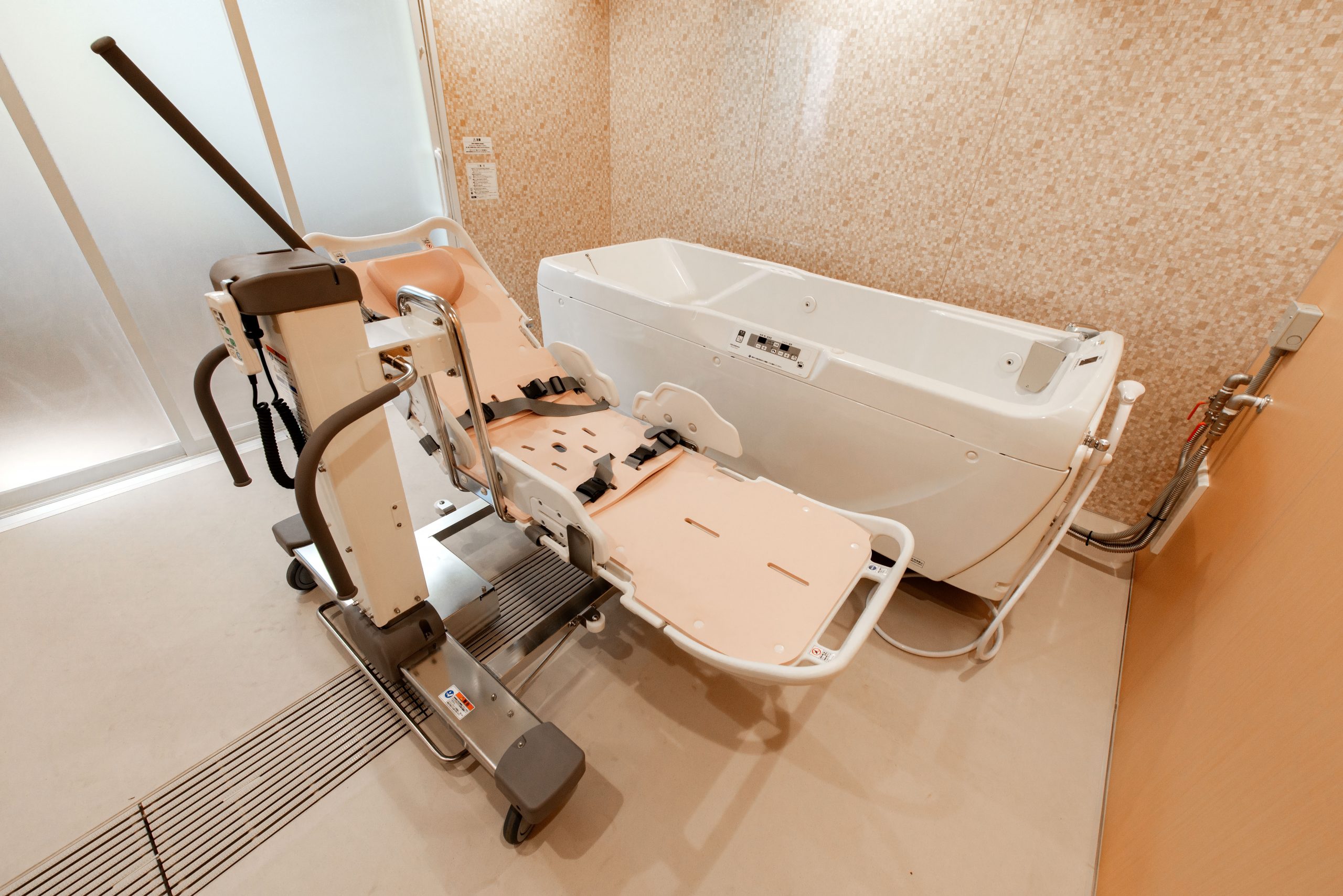 介護業務の入浴介助がきつい…主な理由や対策方法を解説