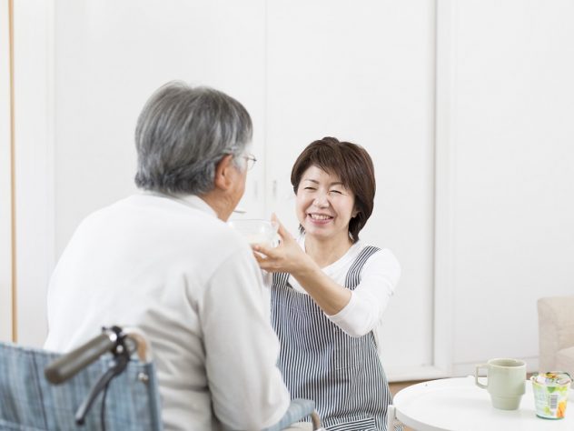 kn_7571 車いすの高齢男性に食事の介護をする女性介護スタッフの画像