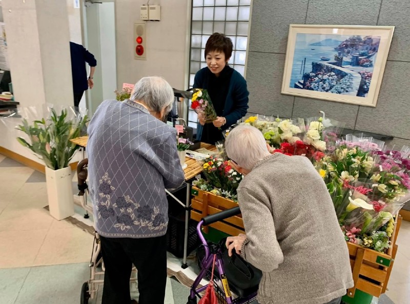 介護施設での花の販売の様子