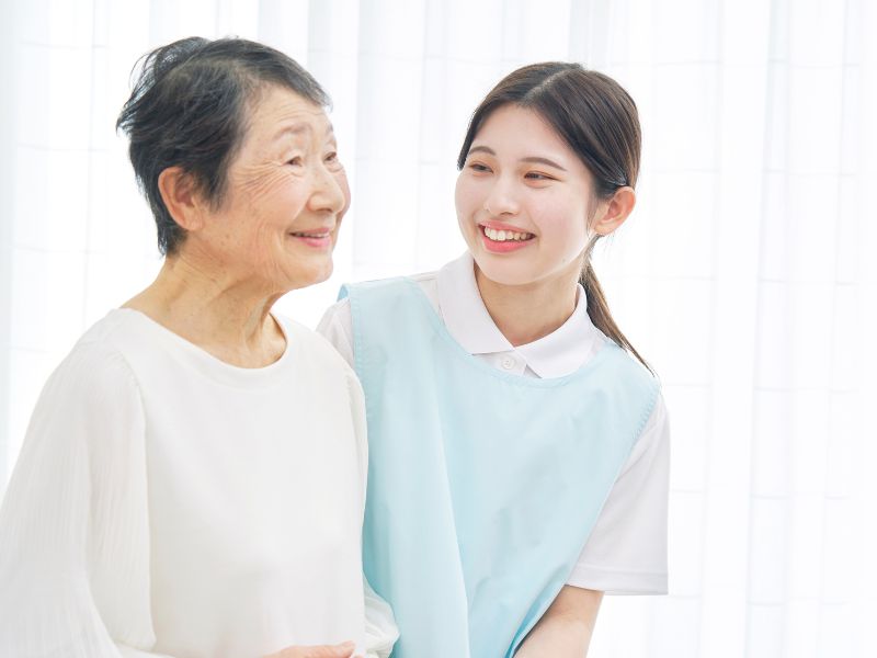 高齢女性に寄り添う介護職員の画像