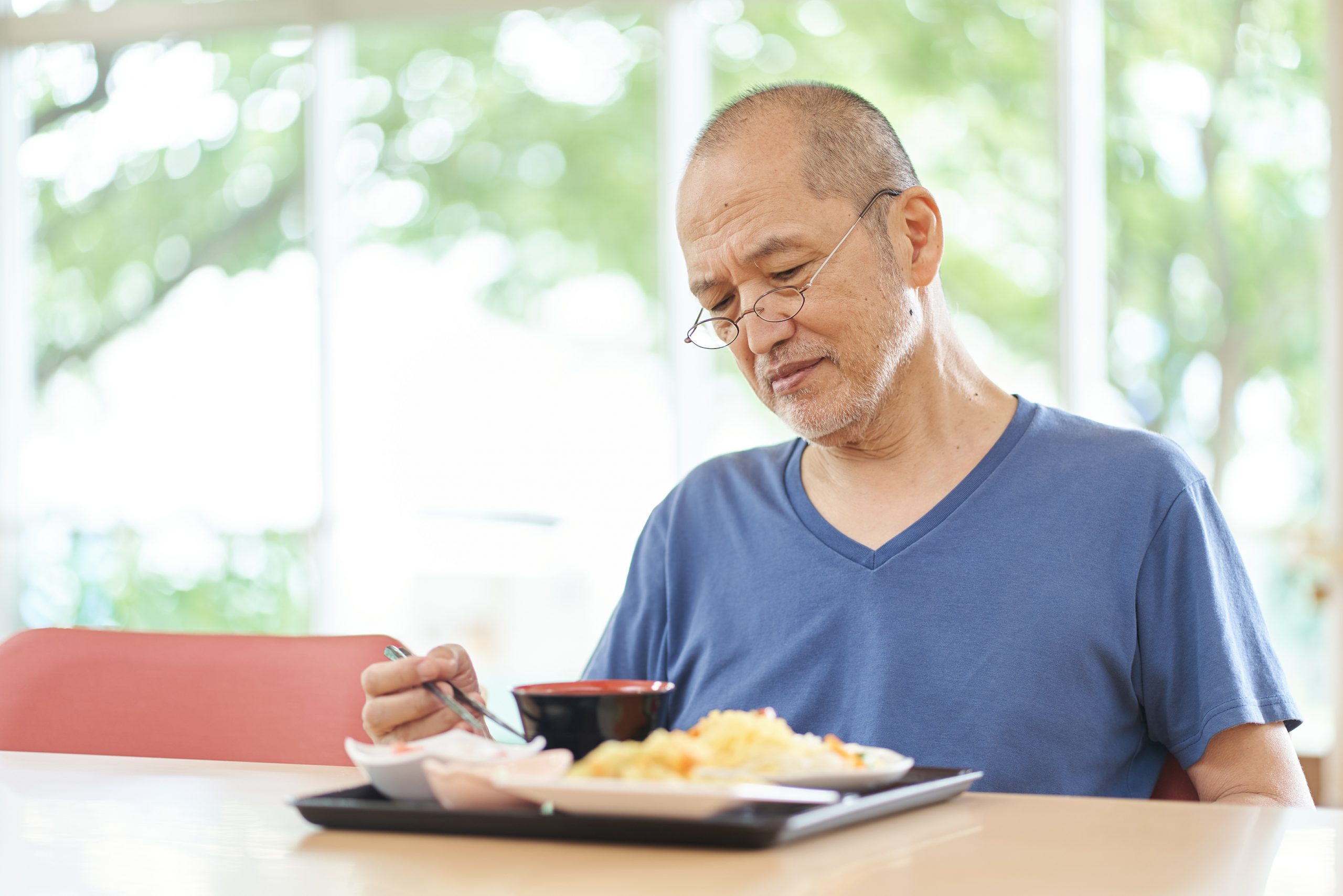 食事拒否の原因とは？介護者が押さえておきたい認知症を患う方への対応方法