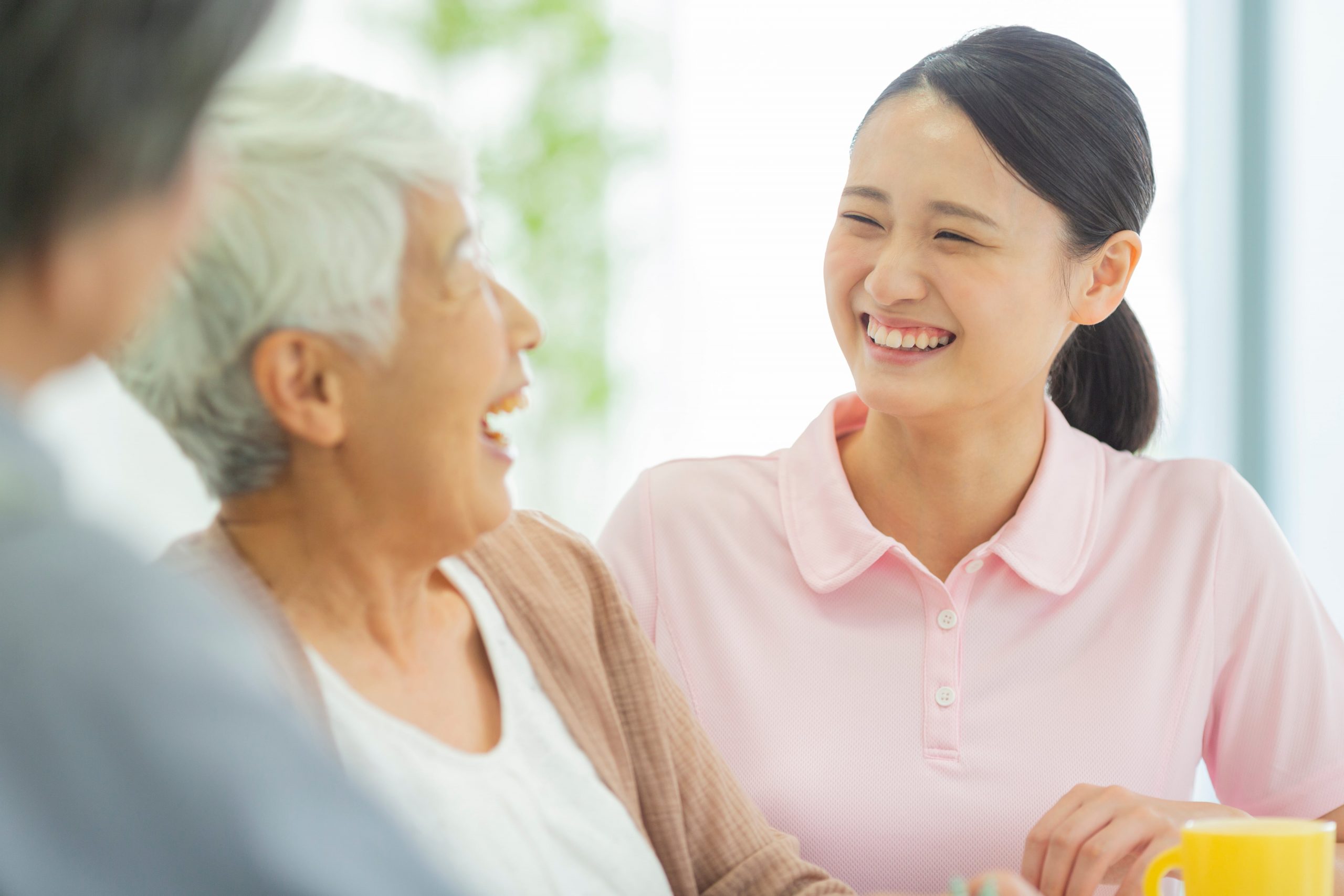 介護業界におけるバリデーションの意味とは？認知症ケアでの実践方法も解説