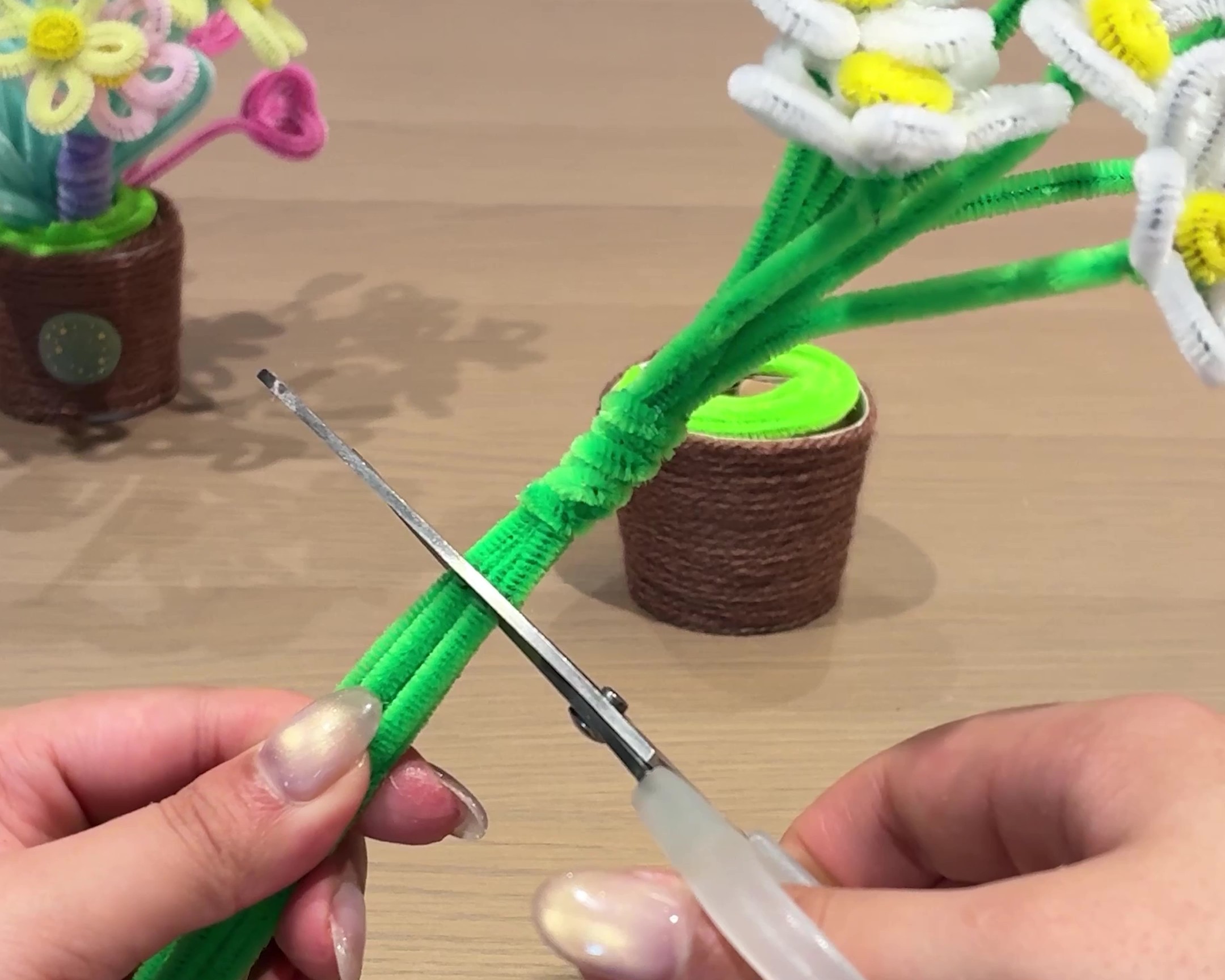 茎の部分をハサミで切る
