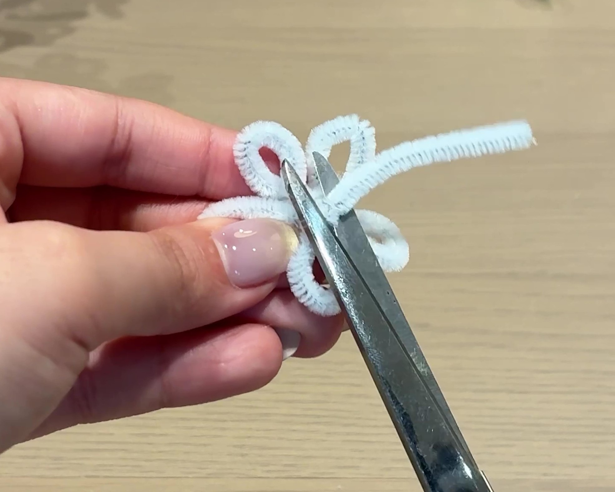 余分な部分をハサミで切る