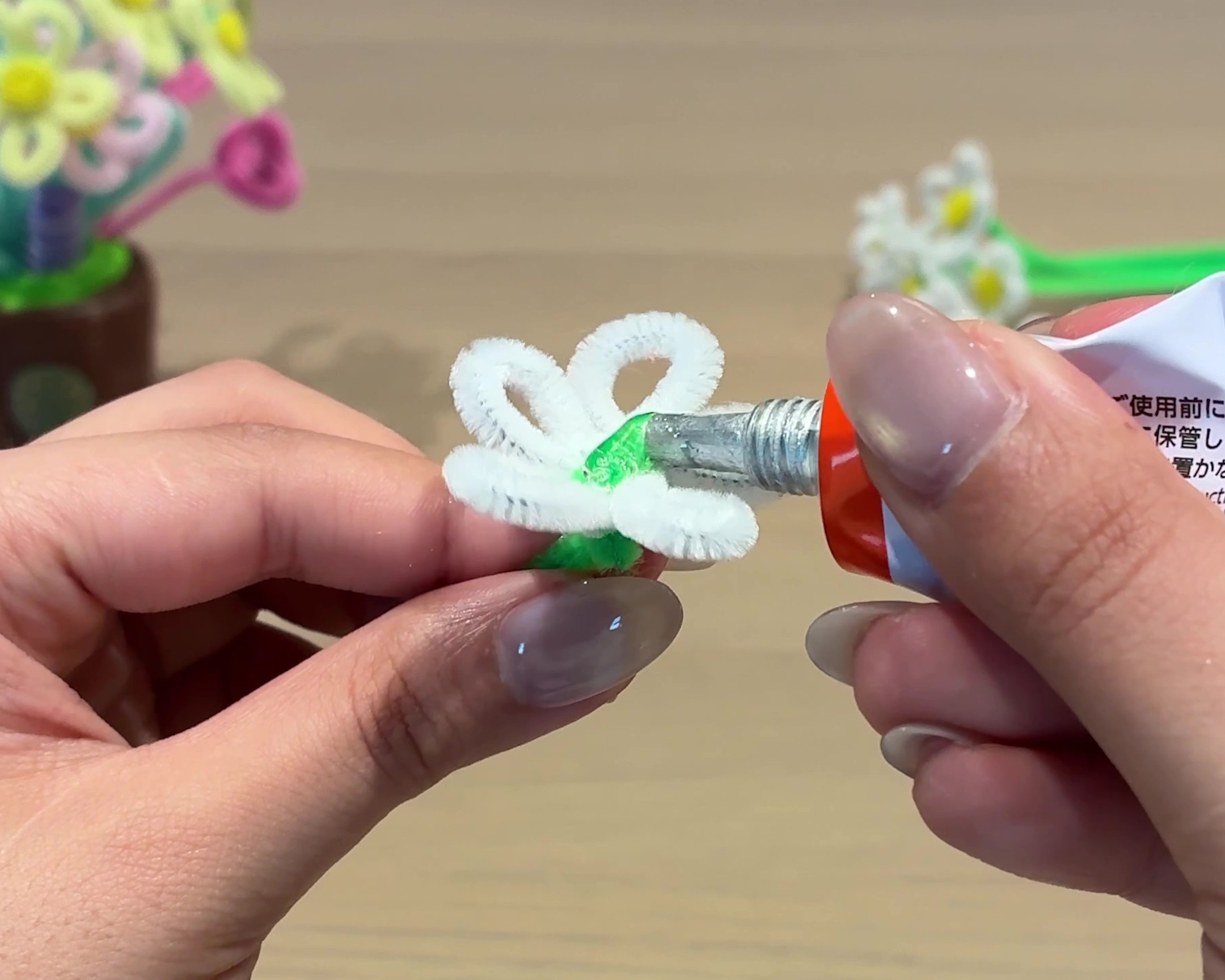 花の中心に接着剤を塗る