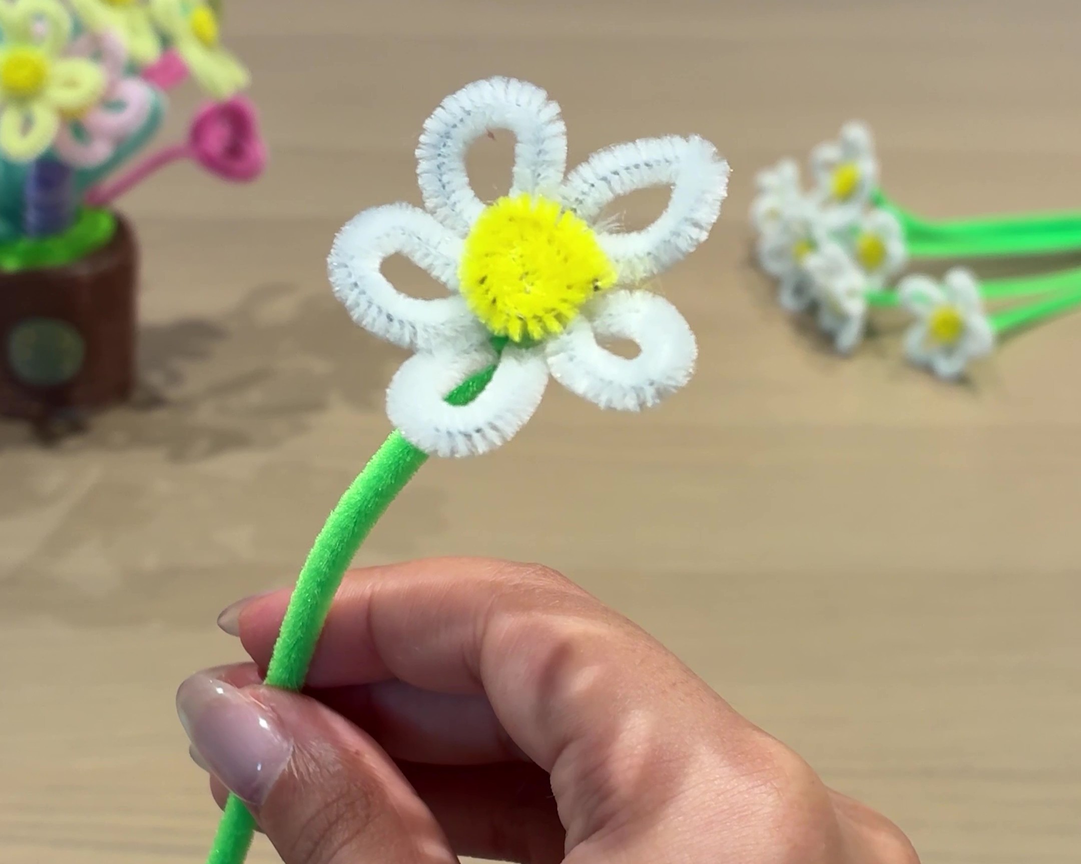黄色いモールで作った花芯を中心に貼り付ける(完成)