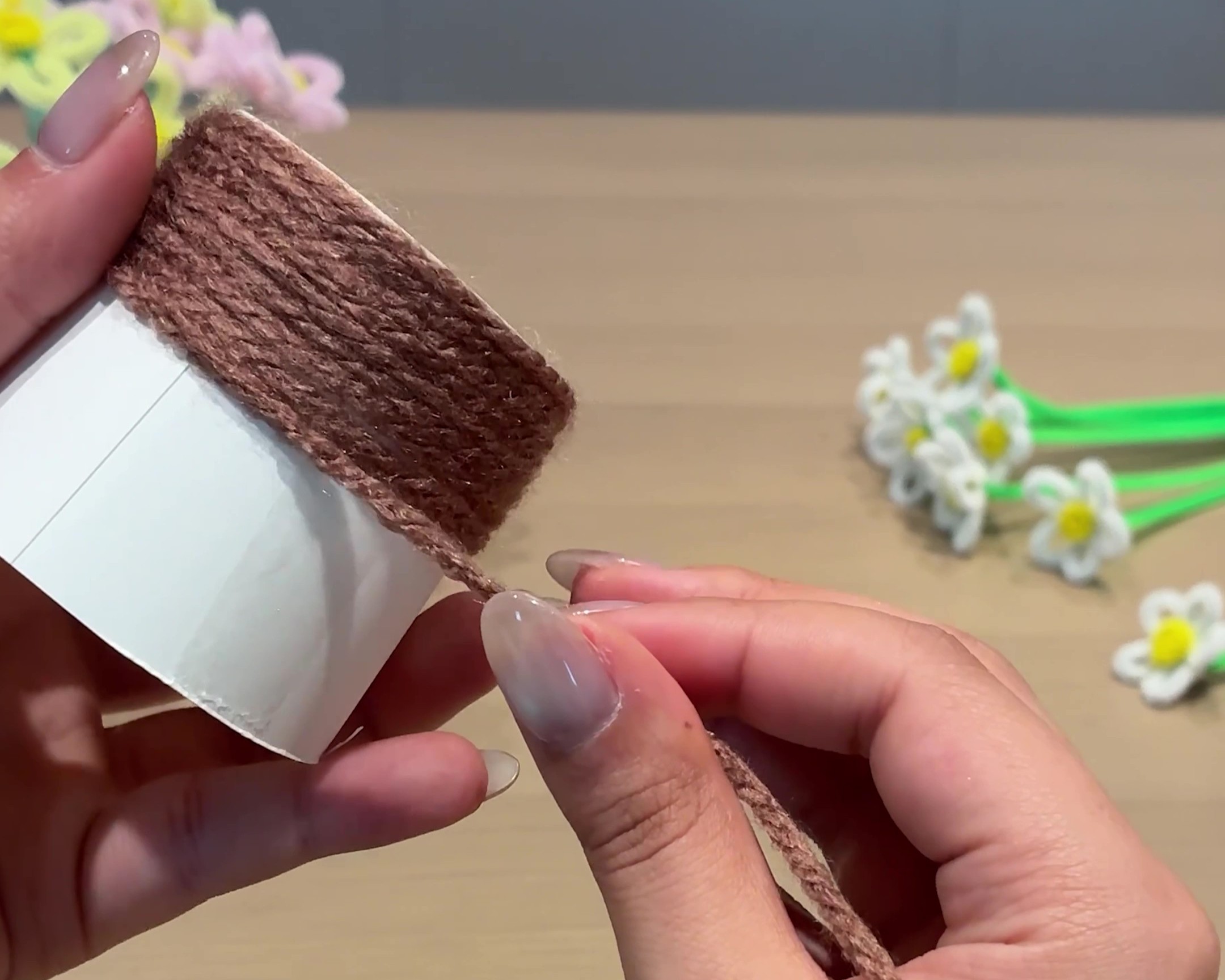 紙コップに両面テープを貼って茶色の毛糸を巻く