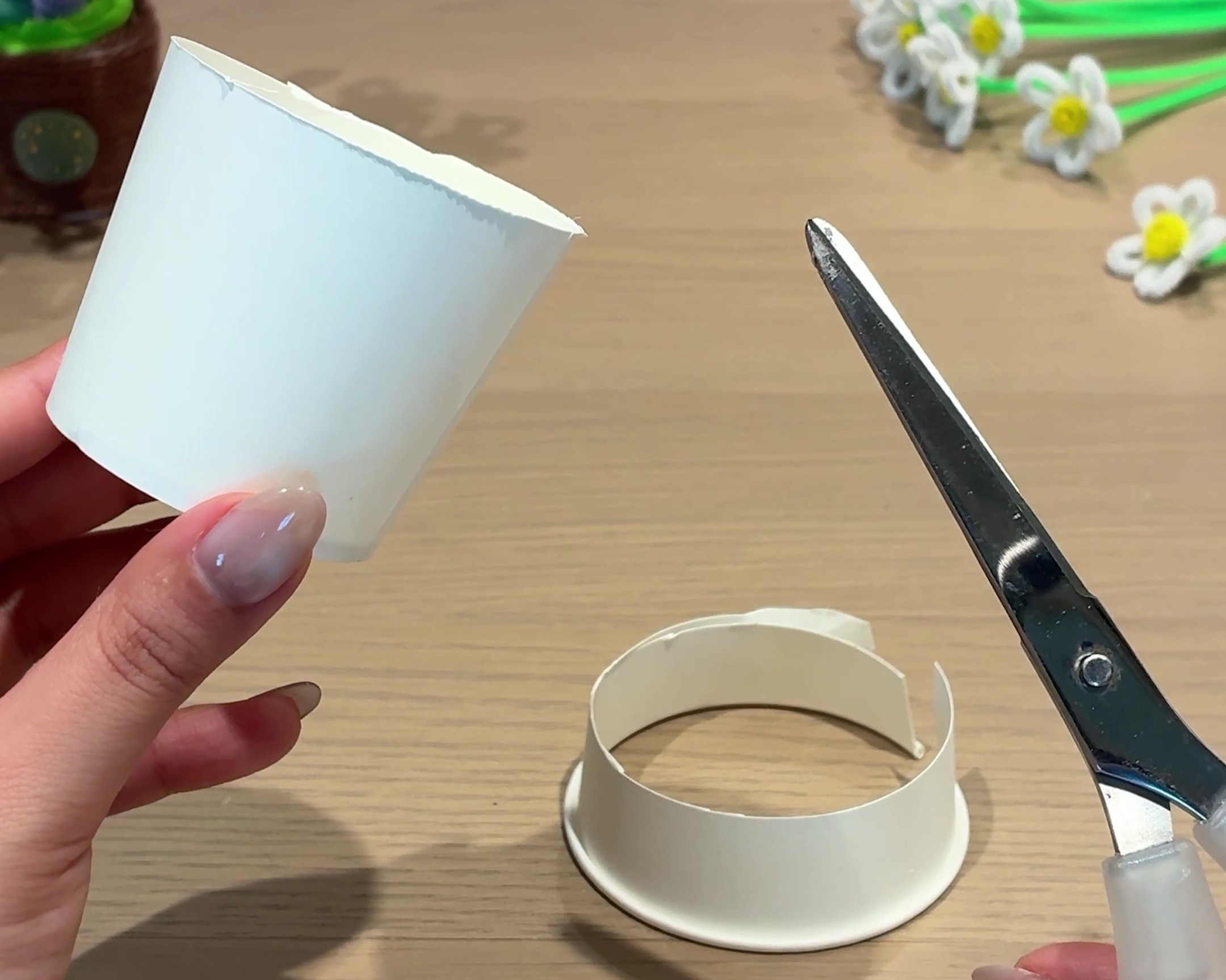 紙コップの上部を切る