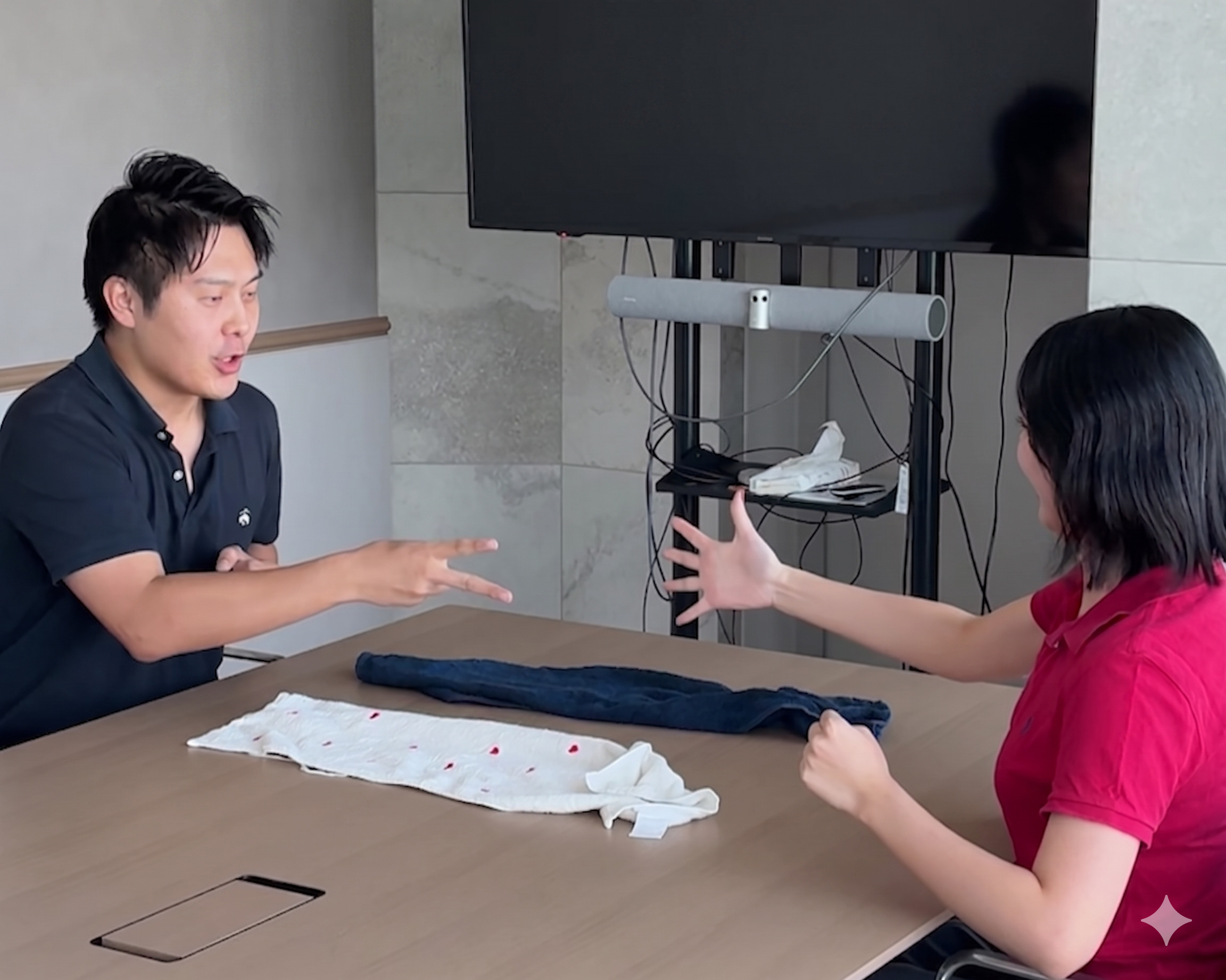 テーブルの上にタオルを2枚横に並べ、じゃんけんをしている様子