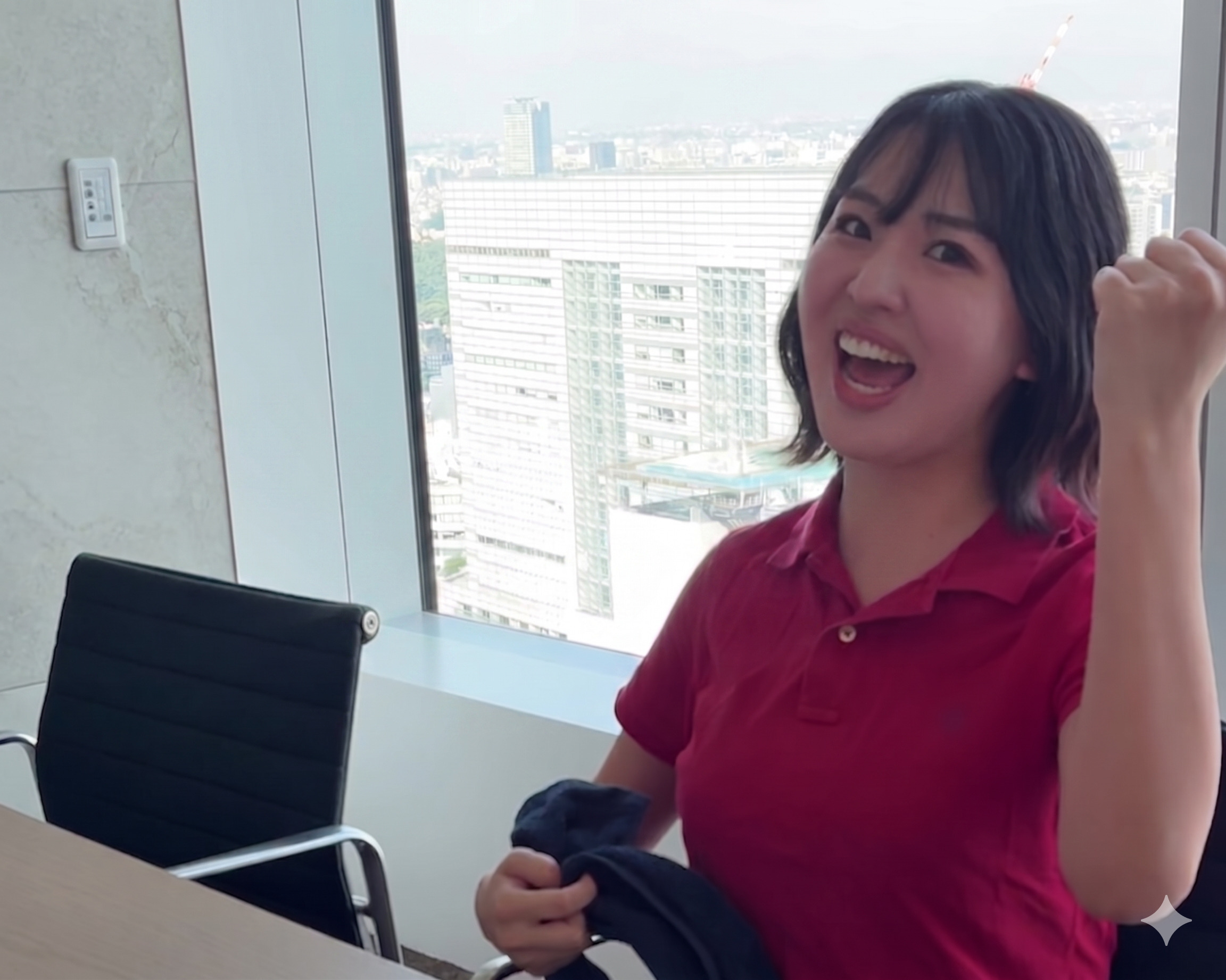 笑顔でガッツポーズをする女性の画像