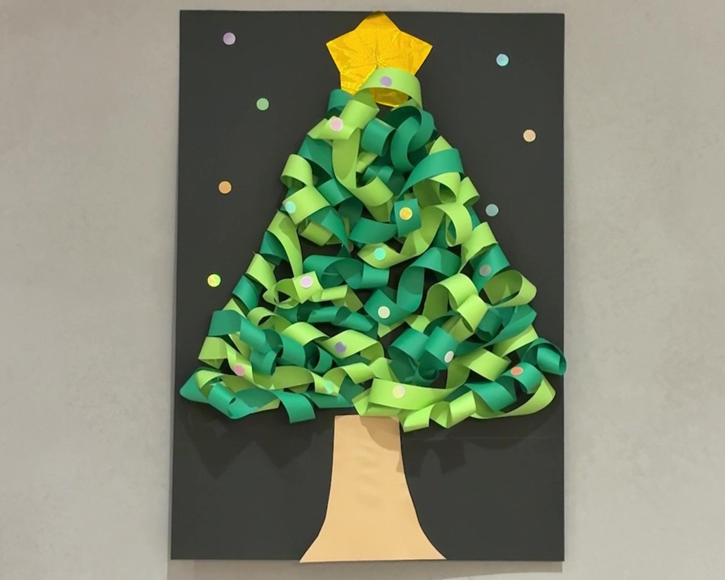 色画用紙で作られたクリスマスツリーの画像
