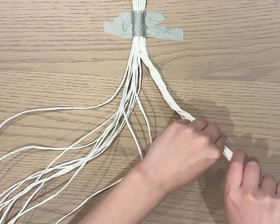 紙紐しめ縄_手順②2束をねじる画像