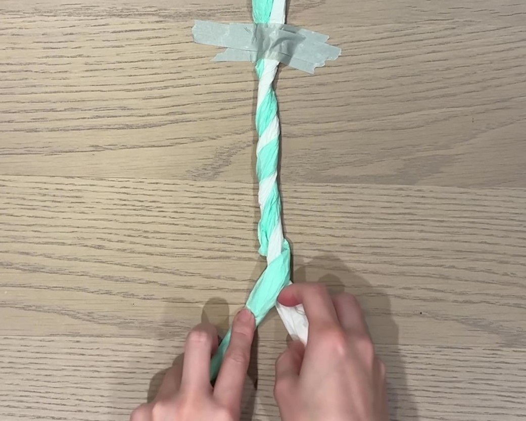 花紙しめ縄_手順④.2色をねじる画像
